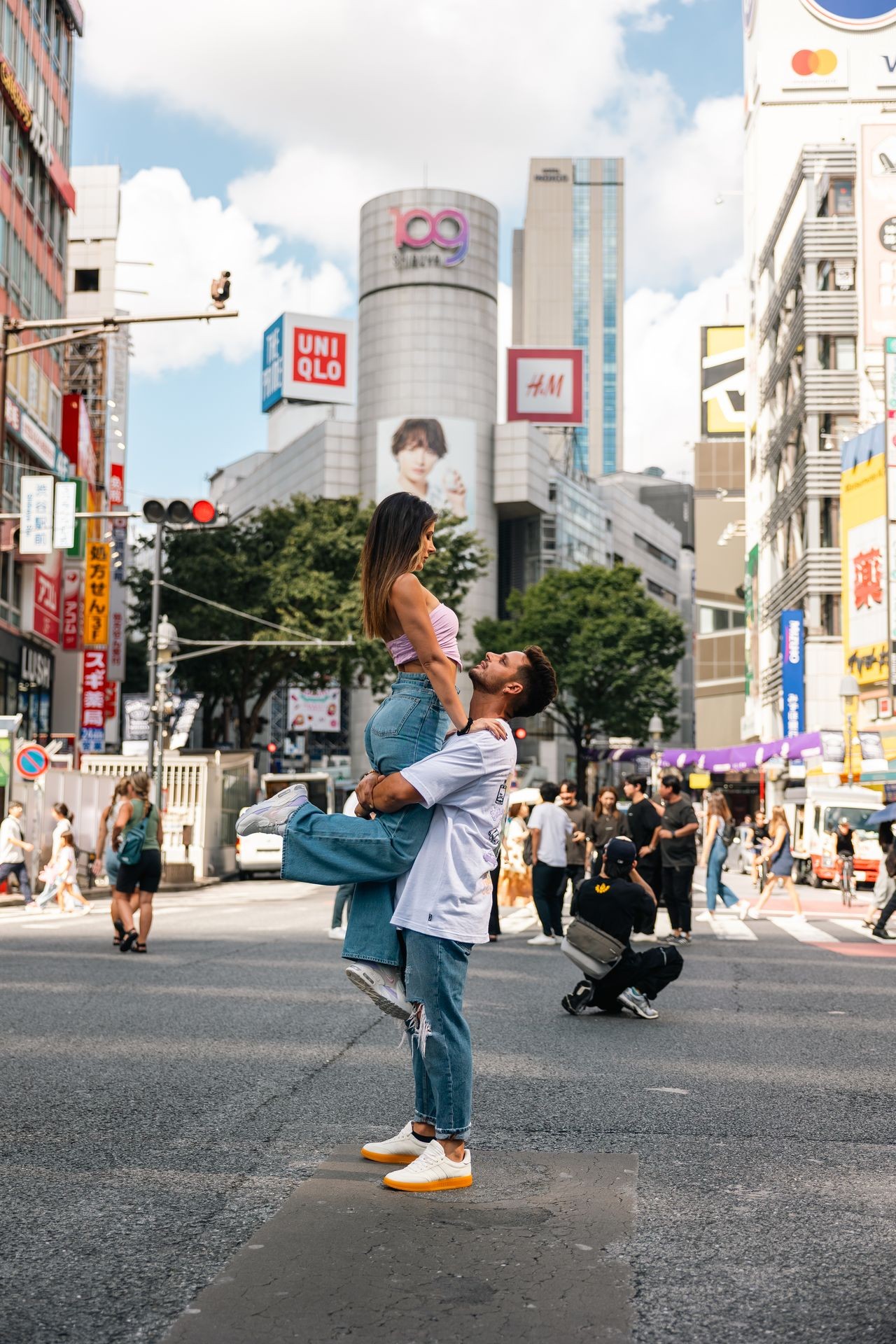 couples at shibuya crossing